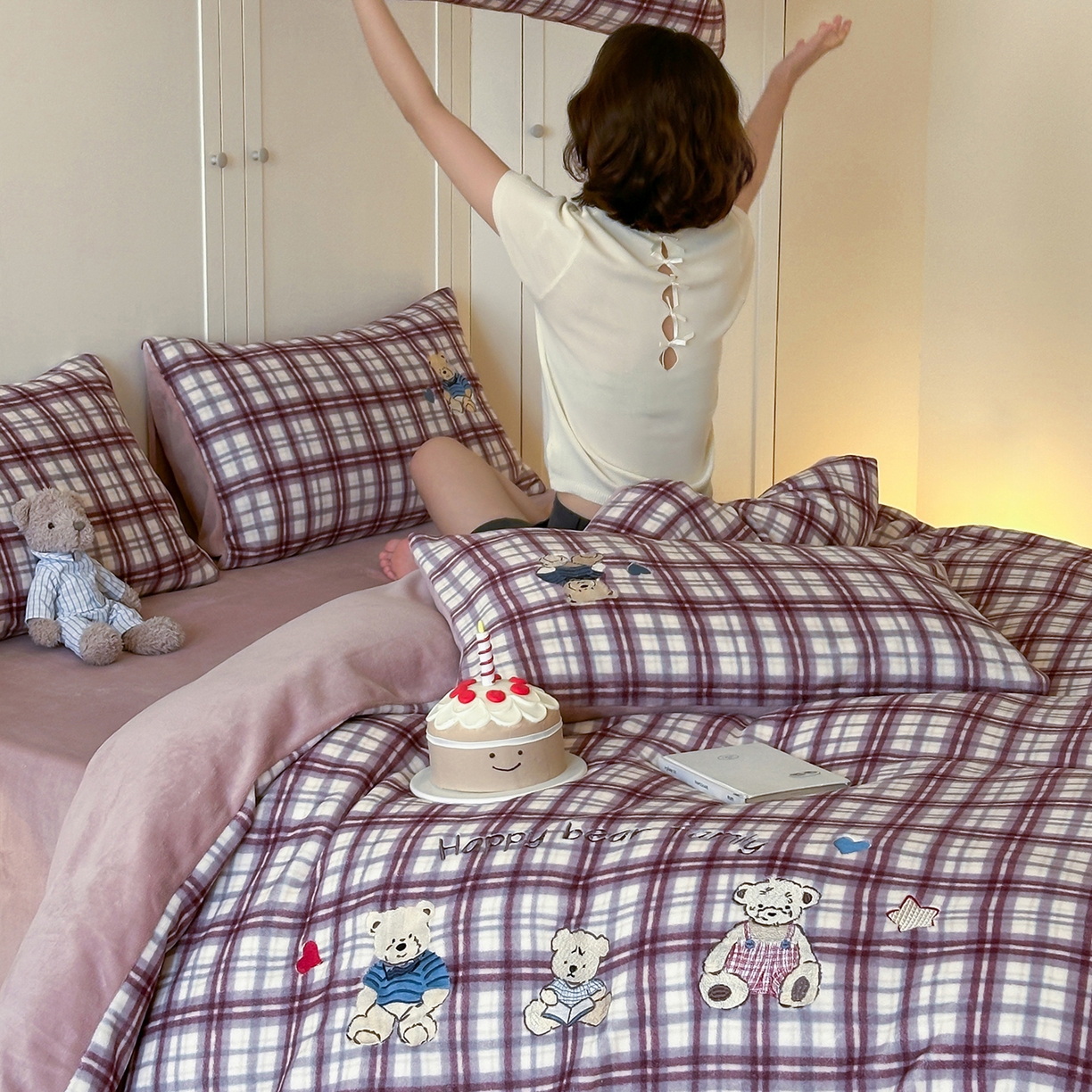 91家纺网 家纺一手货源 找家纺 优悦生活馆 2025新款牛奶绒卡通印花刺绣四件套系列 格子熊-豆沙