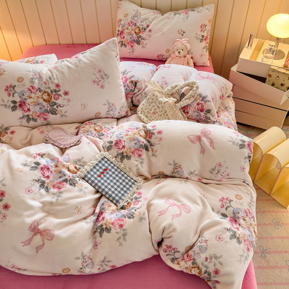 91家纺网 家纺一手货源 找家纺 丽美人家纺 2025新款小版印花牛奶绒四件套 春风沐歌