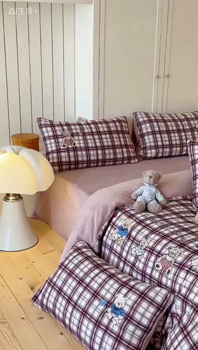 91家纺网 家纺一手货源 找家纺 优悦生活馆 2025新款牛奶绒卡通印花刺绣四件套系列 格子熊-豆沙