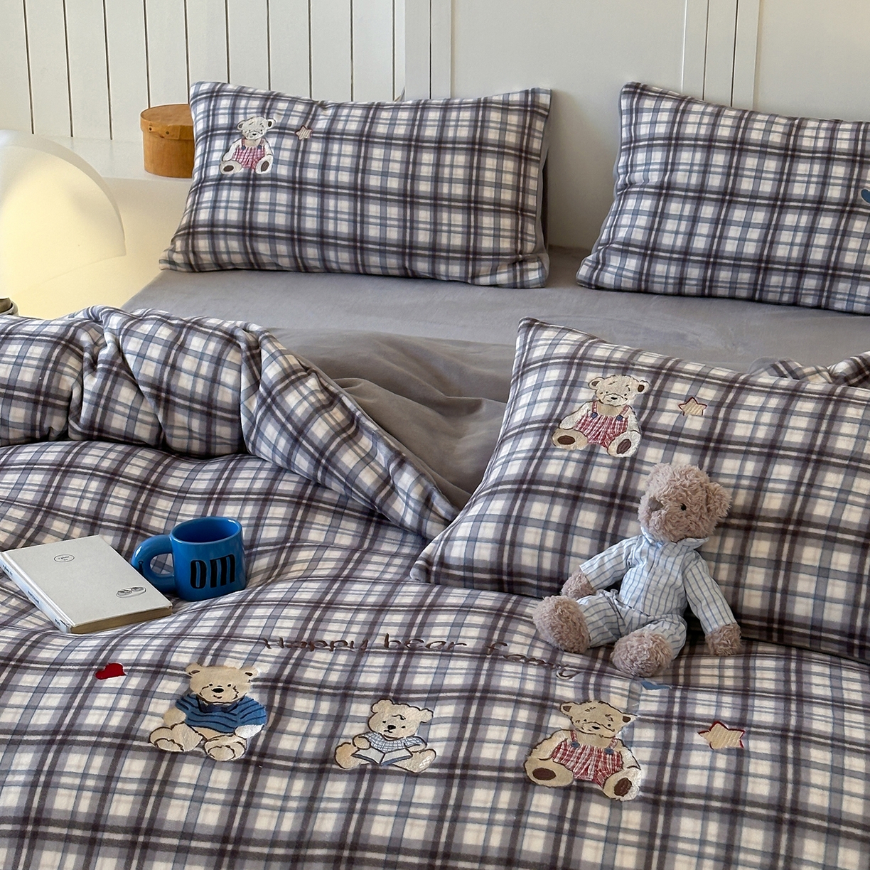 91家纺网 家纺一手货源 找家纺 优悦生活馆 2025新款牛奶绒卡通印花刺绣四件套系列 格子熊-灰