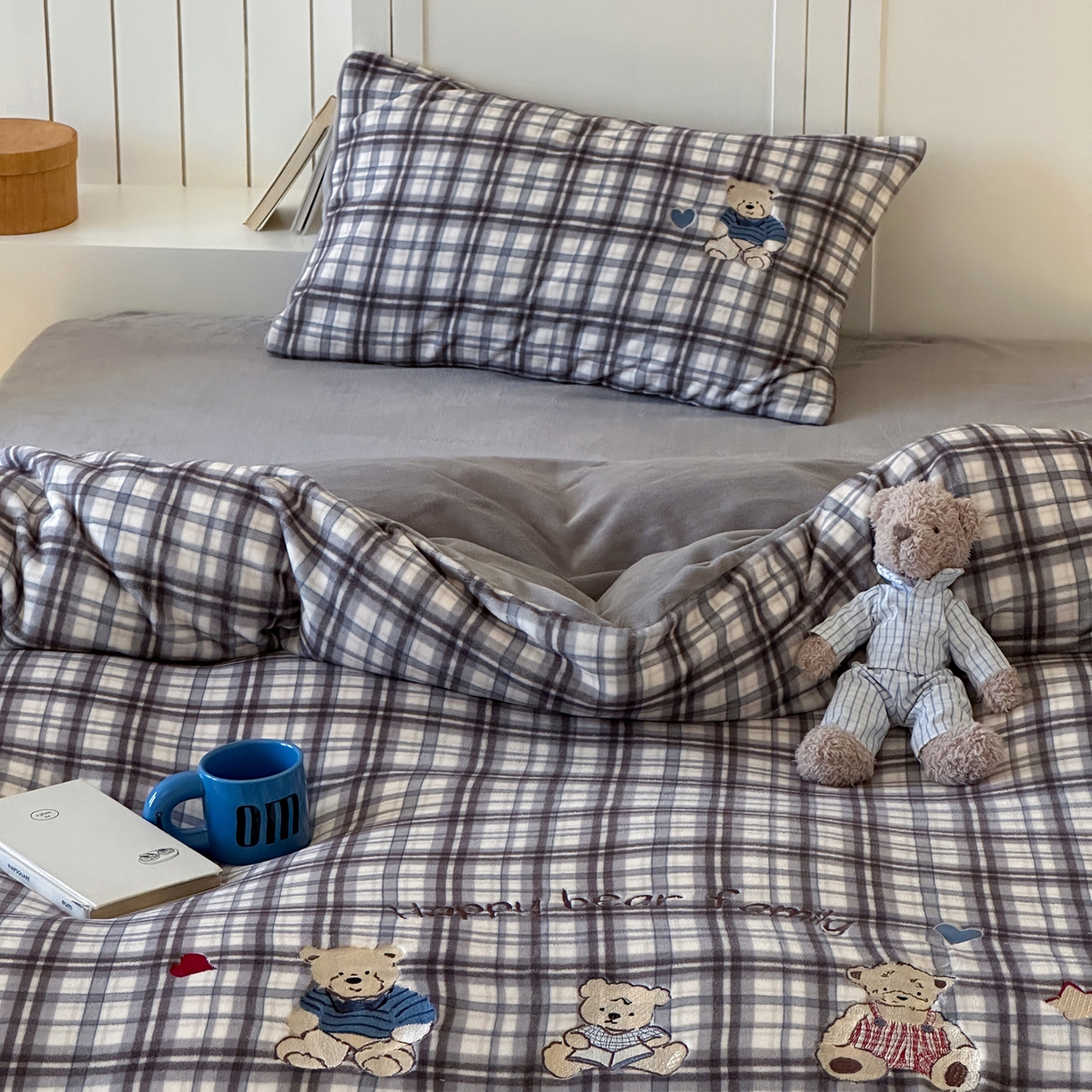 91家纺网 家纺一手货源 找家纺 优悦生活馆 2025新款牛奶绒卡通印花刺绣四件套系列 格子熊-灰