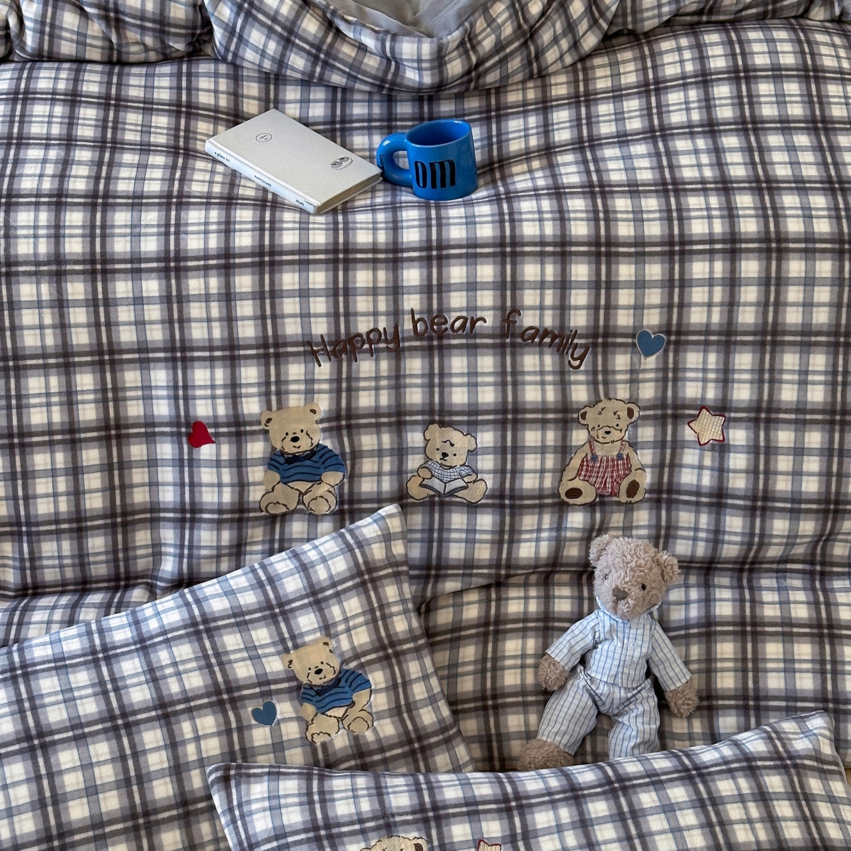 91家纺网 家纺一手货源 找家纺 优悦生活馆 2025新款牛奶绒卡通印花刺绣四件套系列 格子熊-灰