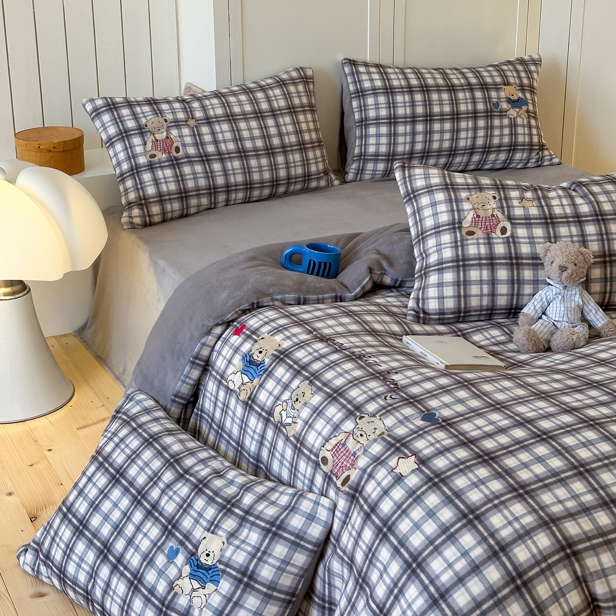 91家纺网 家纺一手货源 找家纺 优悦生活馆 2025新款牛奶绒卡通印花刺绣四件套系列 格子熊-灰