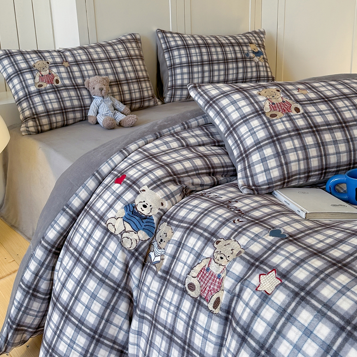 91家纺网 家纺一手货源 找家纺 优悦生活馆 2025新款牛奶绒卡通印花刺绣四件套系列 格子熊-灰