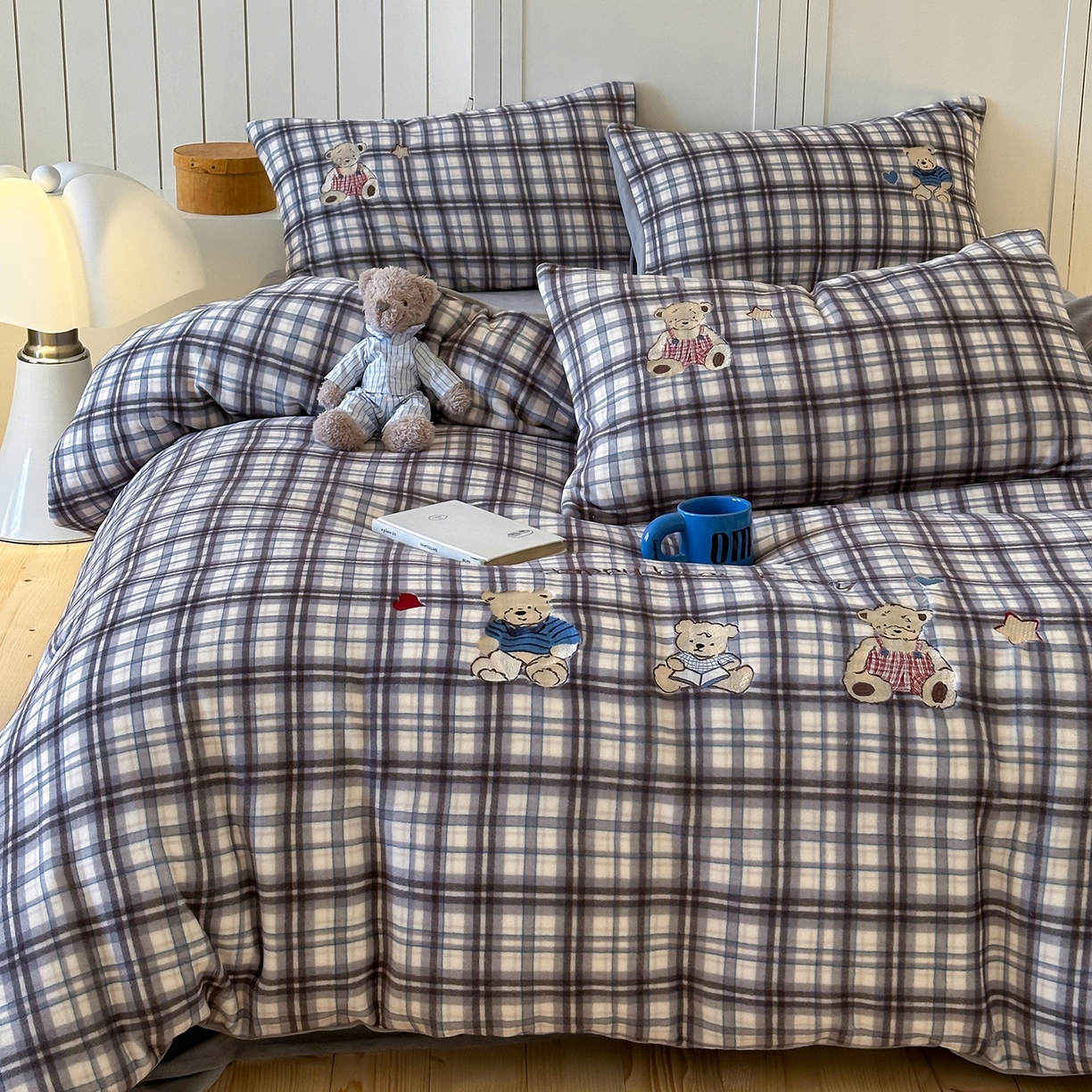 91家纺网 家纺一手货源 找家纺 优悦生活馆 2025新款牛奶绒卡通印花刺绣四件套系列 格子熊-灰