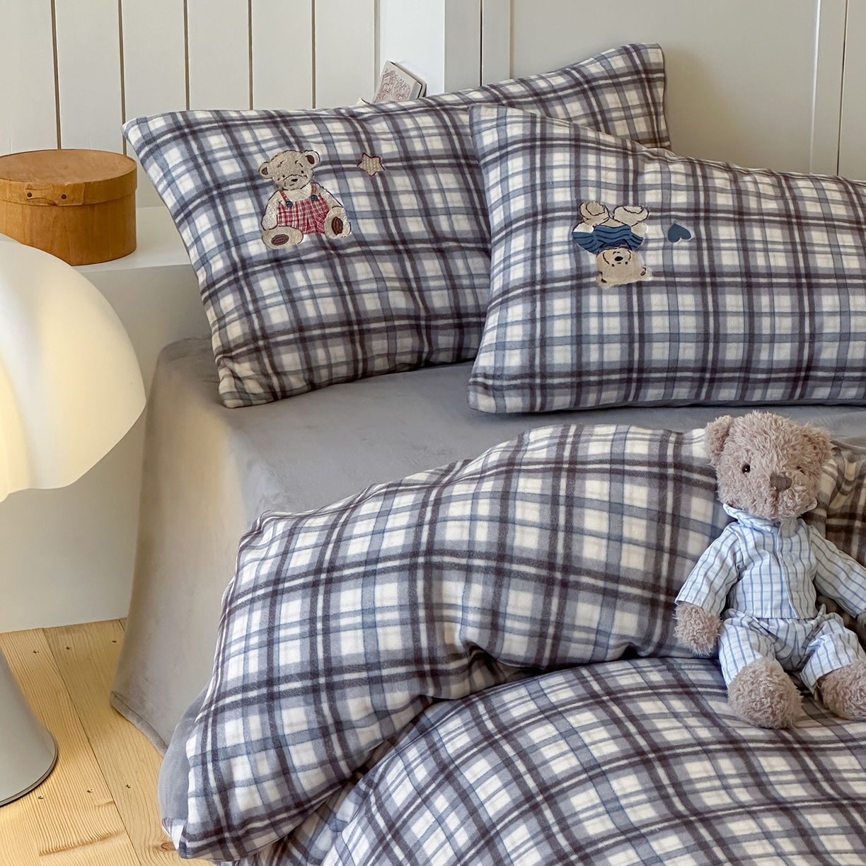 91家纺网 家纺一手货源 找家纺 优悦生活馆 2025新款牛奶绒卡通印花刺绣四件套系列 格子熊-灰