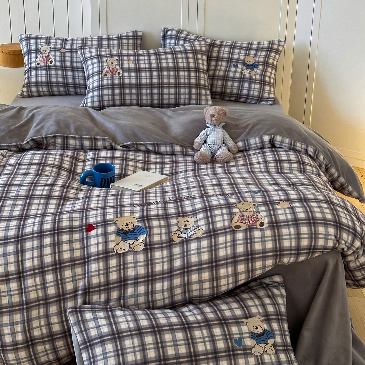 91家纺网 家纺一手货源 找家纺 优悦生活馆 2025新款牛奶绒卡通印花刺绣四件套系列 格子熊-灰