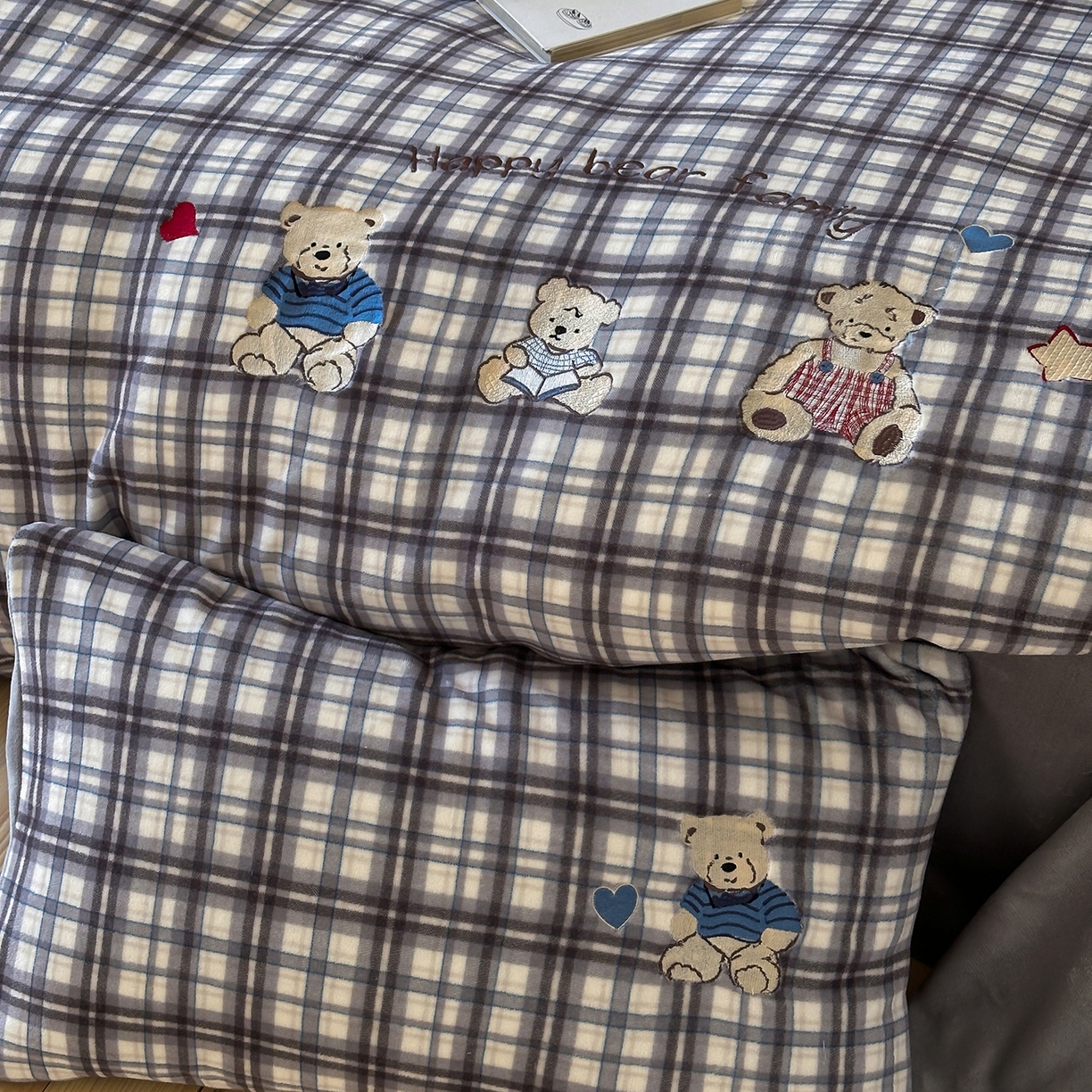 91家纺网 家纺一手货源 找家纺 优悦生活馆 2025新款牛奶绒卡通印花刺绣四件套系列 格子熊-灰
