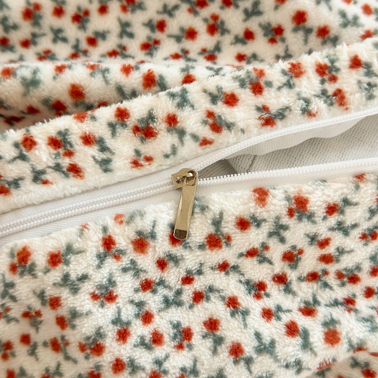 91家纺网 家纺一手货源 找家纺 丽美人家纺 2025新款小版印花牛奶绒四件套 春日女孩