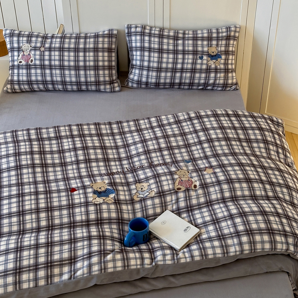 91家纺网 家纺一手货源 找家纺 优悦生活馆 2025新款牛奶绒卡通印花刺绣四件套系列 格子熊-灰