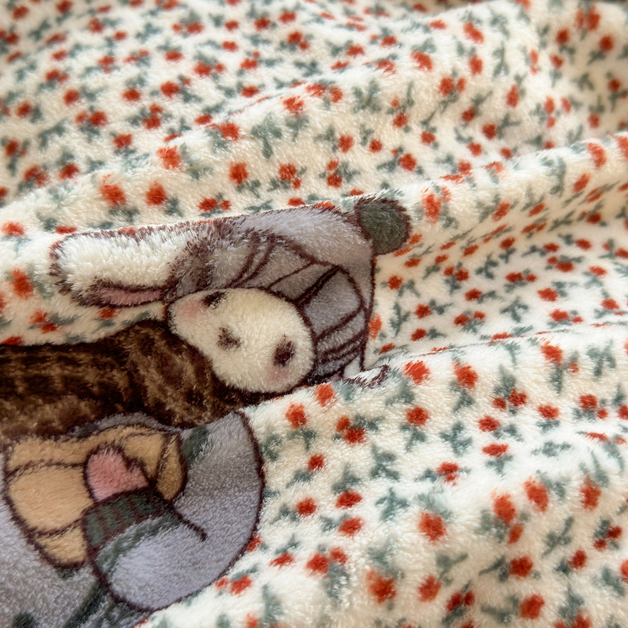 91家纺网 家纺一手货源 找家纺 丽美人家纺 2025新款小版印花牛奶绒四件套 春日女孩