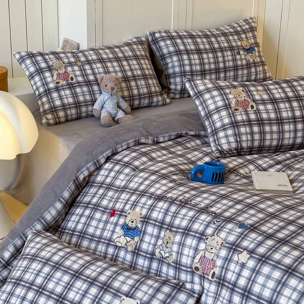 91家纺网 家纺一手货源 找家纺 优悦生活馆 2025新款牛奶绒卡通印花刺绣四件套系列 格子熊-灰