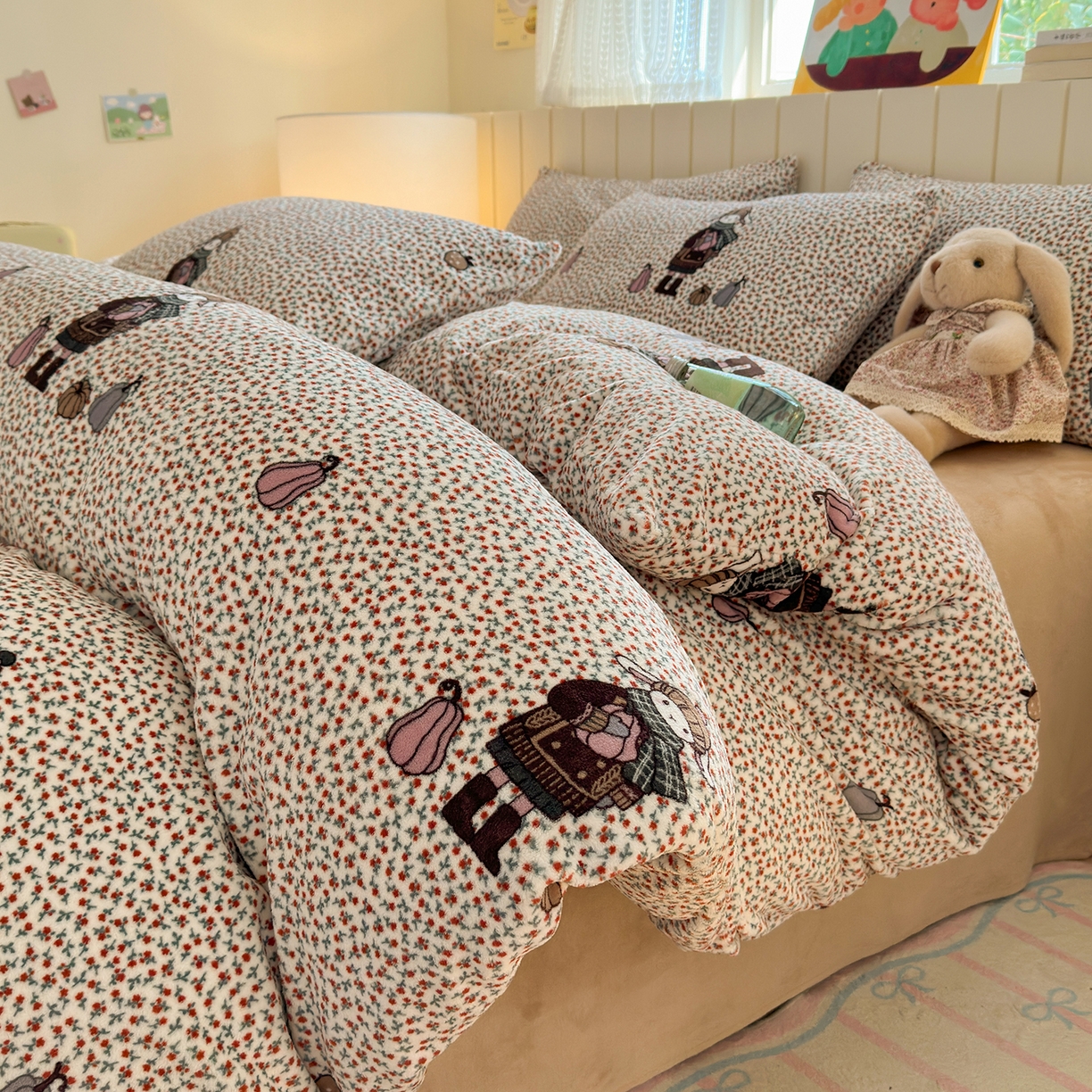 91家纺网 家纺一手货源 找家纺 丽美人家纺 2025新款小版印花牛奶绒四件套 春日女孩