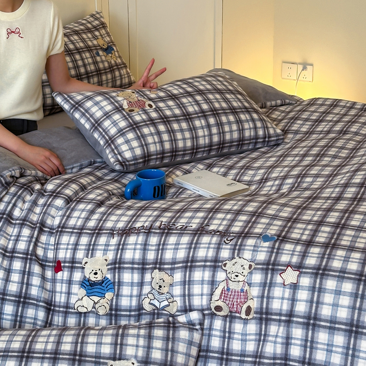 91家纺网 家纺一手货源 找家纺 优悦生活馆 2025新款牛奶绒卡通印花刺绣四件套系列 格子熊-灰