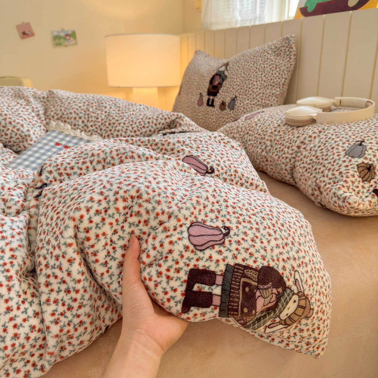 91家纺网 家纺一手货源 找家纺 丽美人家纺 2025新款小版印花牛奶绒四件套 春日女孩