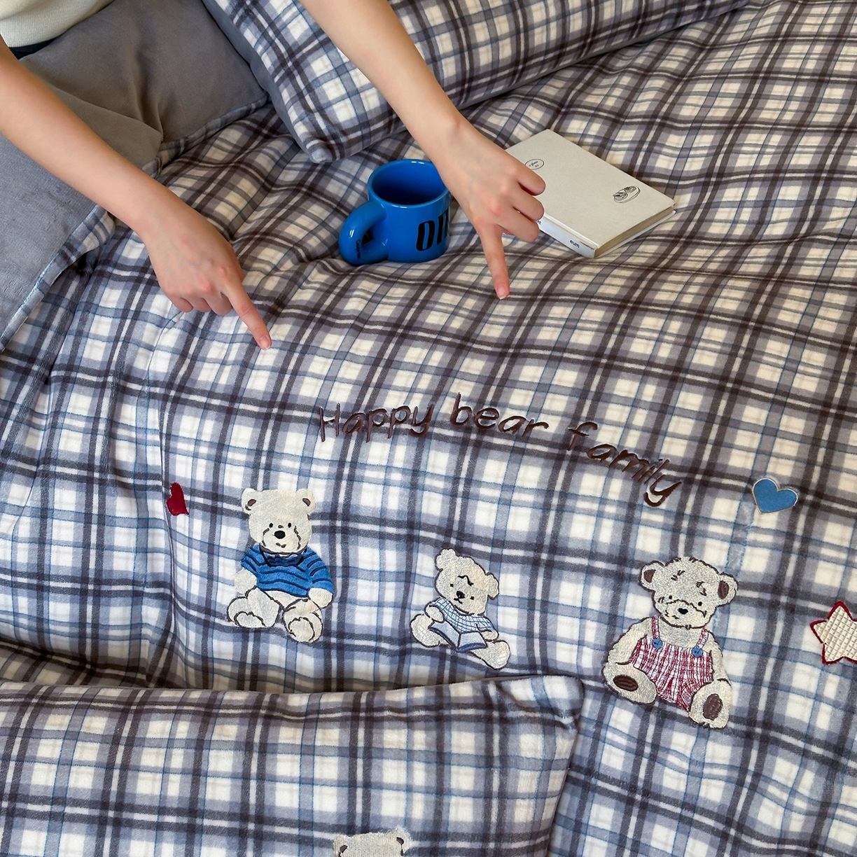 91家纺网 家纺一手货源 找家纺 优悦生活馆 2025新款牛奶绒卡通印花刺绣四件套系列 格子熊-灰