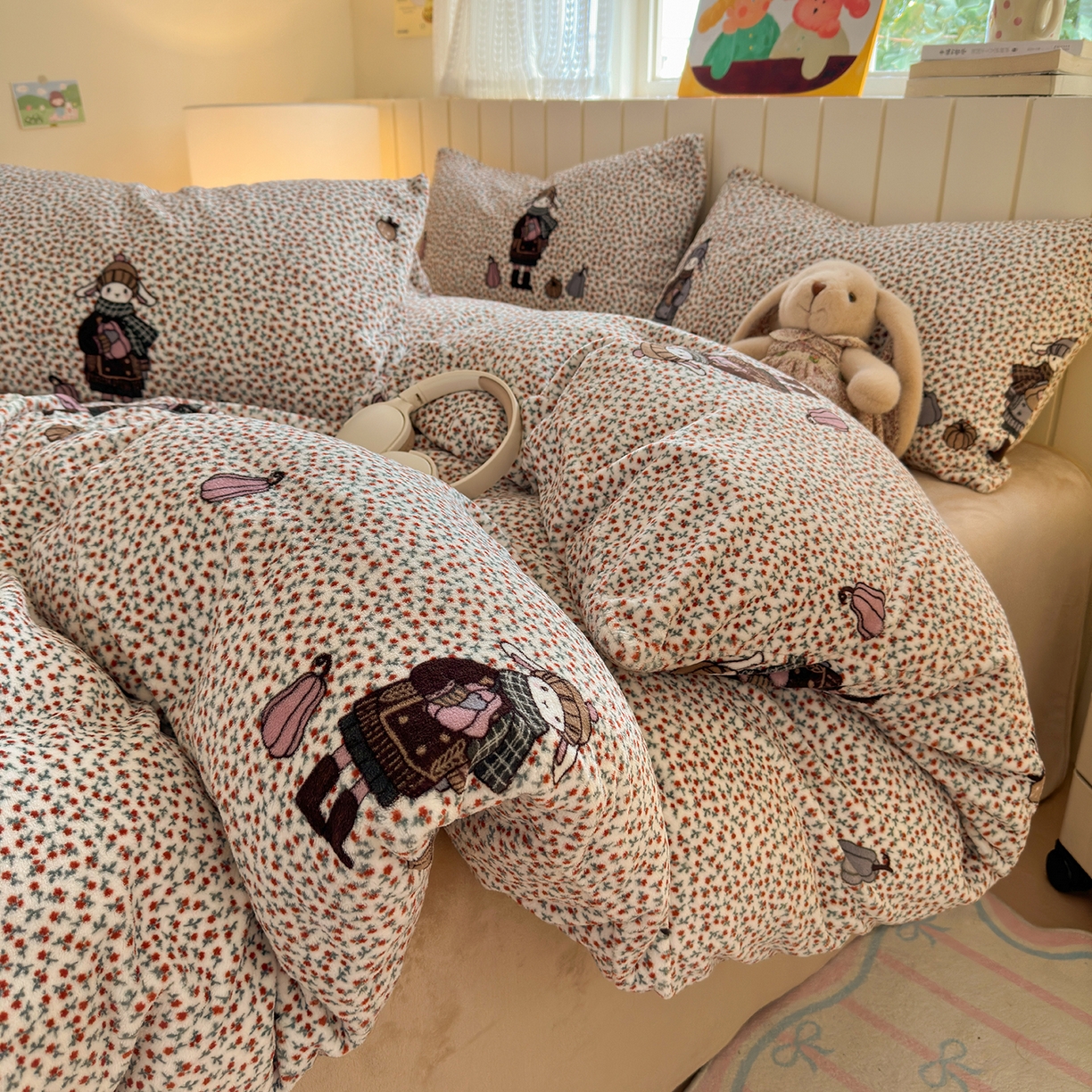 91家纺网 家纺一手货源 找家纺 丽美人家纺 2025新款小版印花牛奶绒四件套 春日女孩