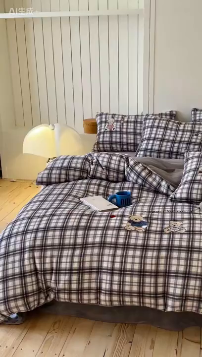 91家纺网 家纺一手货源 找家纺 优悦生活馆 2025新款牛奶绒卡通印花刺绣四件套系列 格子熊-灰