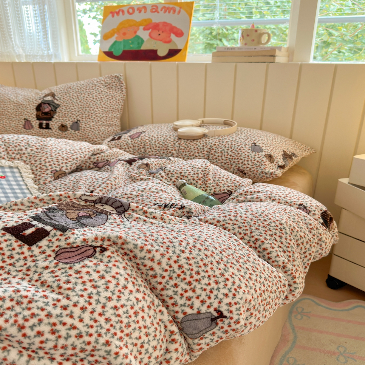 91家纺网 家纺一手货源 找家纺 丽美人家纺 2025新款小版印花牛奶绒四件套 春日女孩