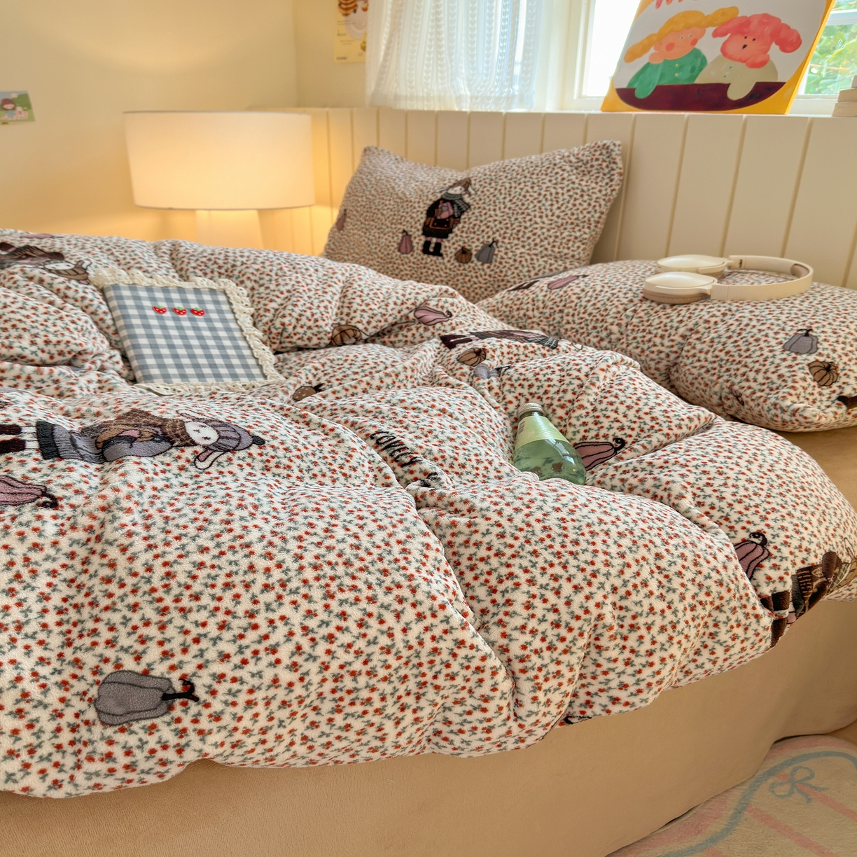 91家纺网 家纺一手货源 找家纺 丽美人家纺 2025新款小版印花牛奶绒四件套 春日女孩