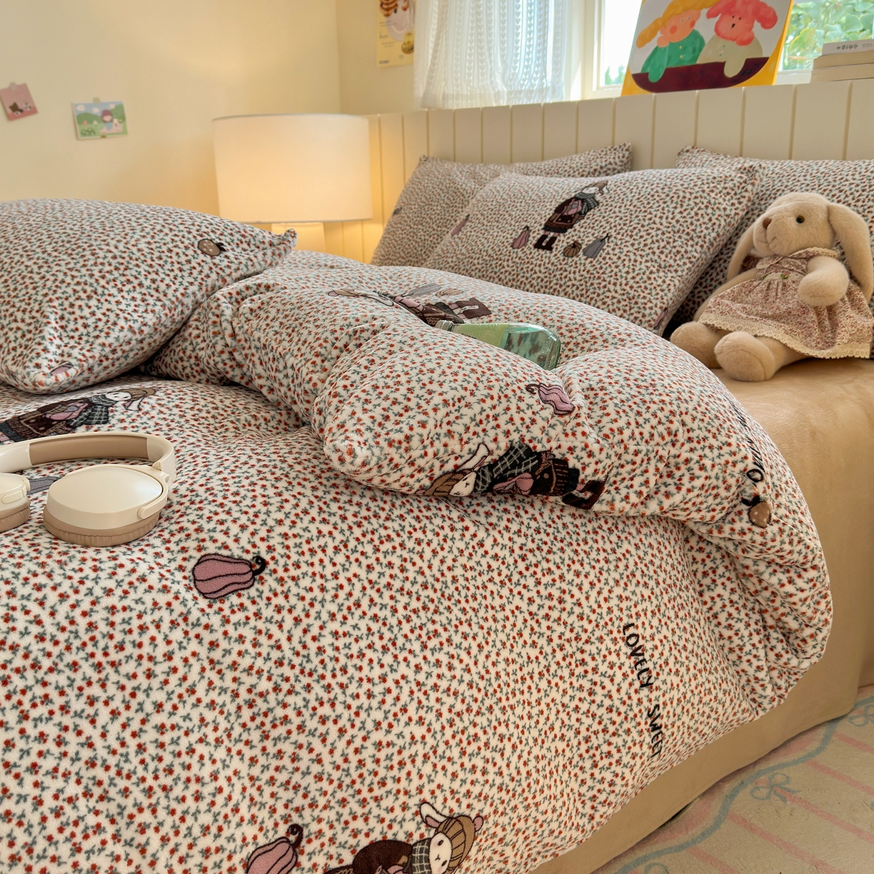 91家纺网 家纺一手货源 找家纺 丽美人家纺 2025新款小版印花牛奶绒四件套 春日女孩