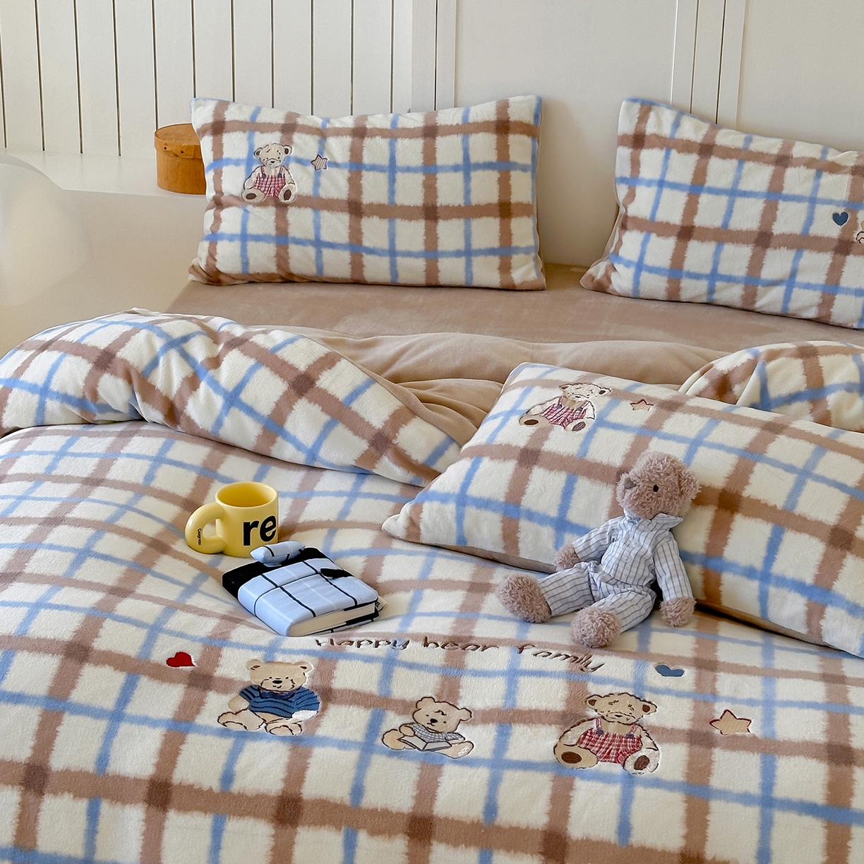 91家纺网 家纺一手货源 找家纺 优悦生活馆 2025新款牛奶绒卡通印花刺绣四件套系列 格子熊-咖