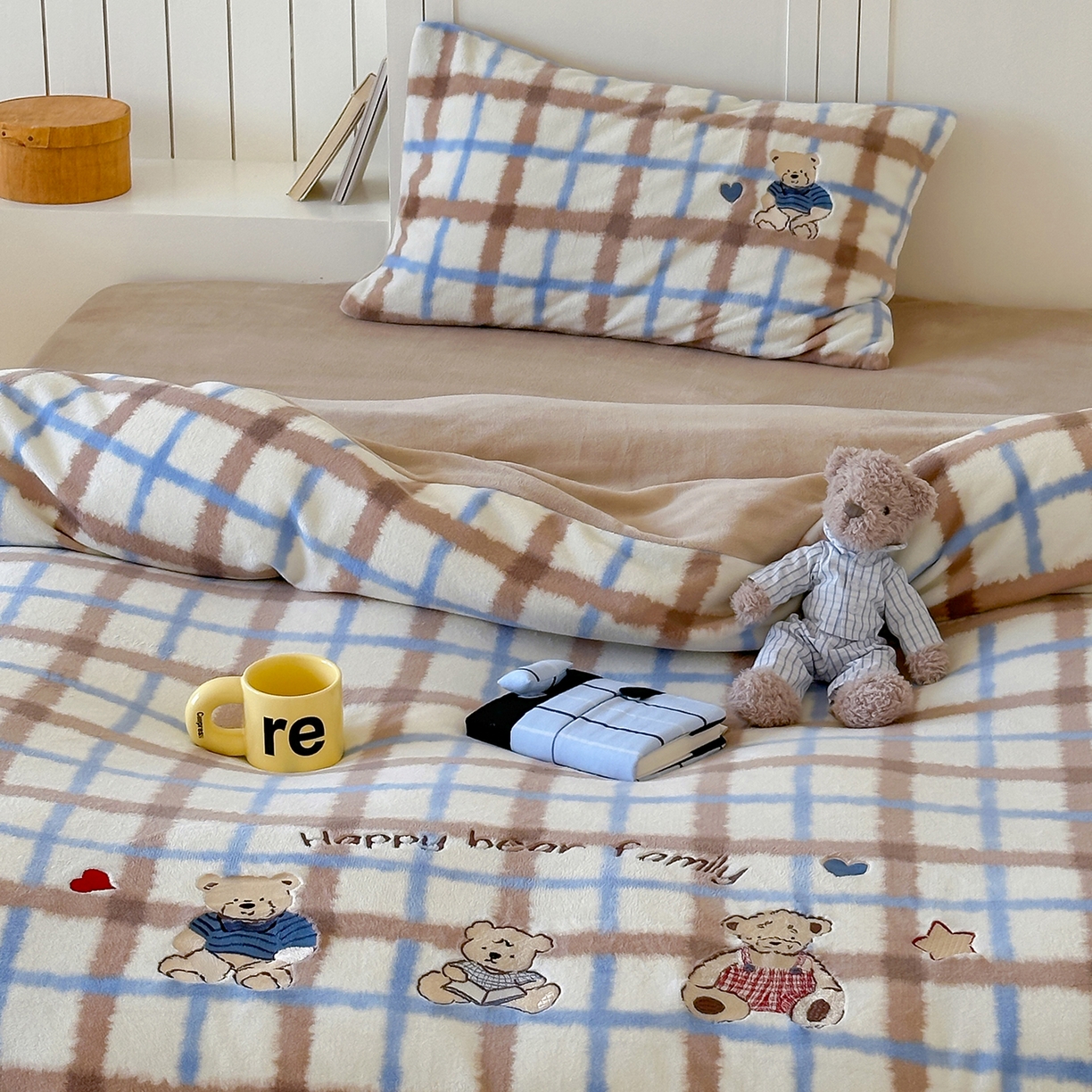 91家纺网 家纺一手货源 找家纺 优悦生活馆 2025新款牛奶绒卡通印花刺绣四件套系列 格子熊-咖