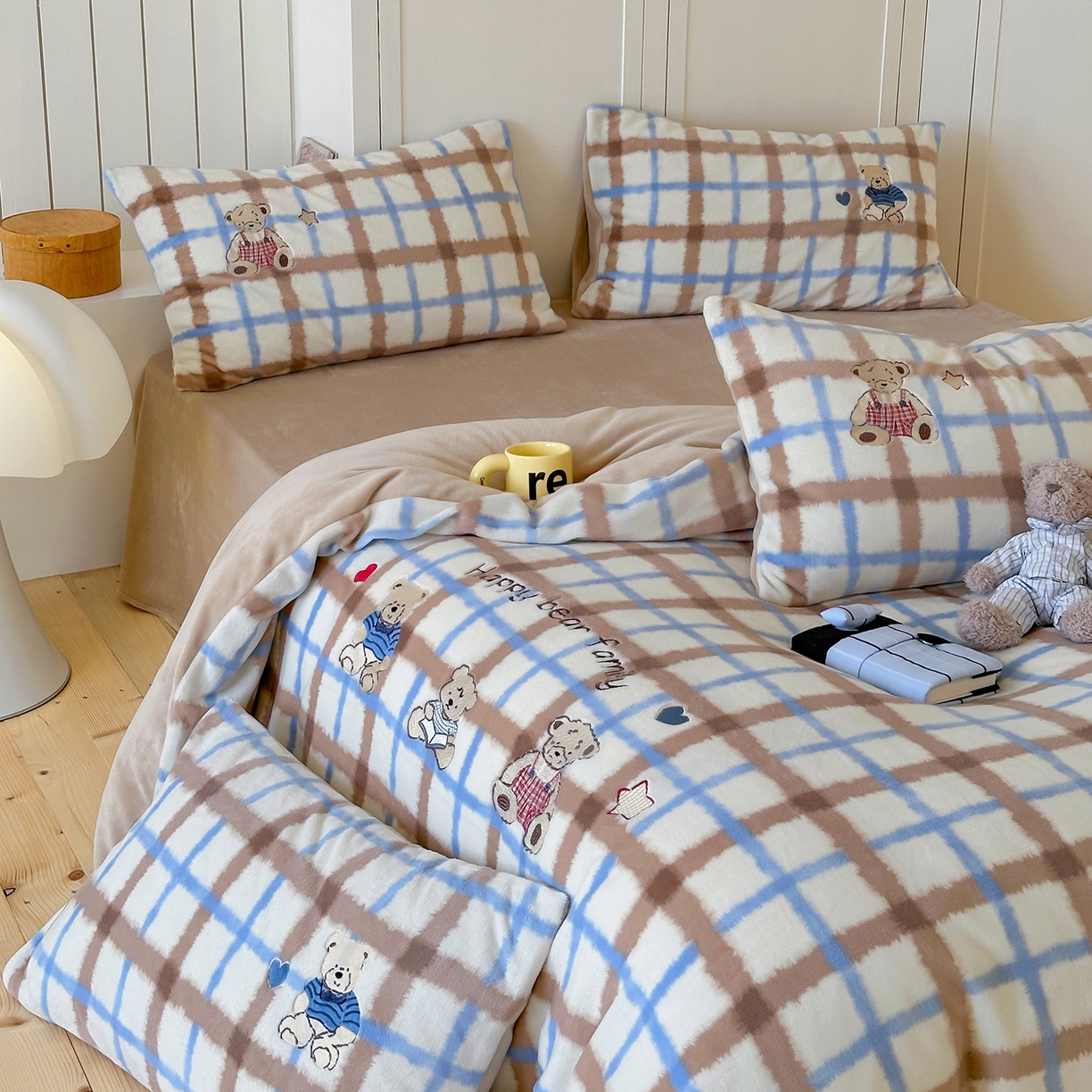 91家纺网 家纺一手货源 找家纺 优悦生活馆 2025新款牛奶绒卡通印花刺绣四件套系列 格子熊-咖