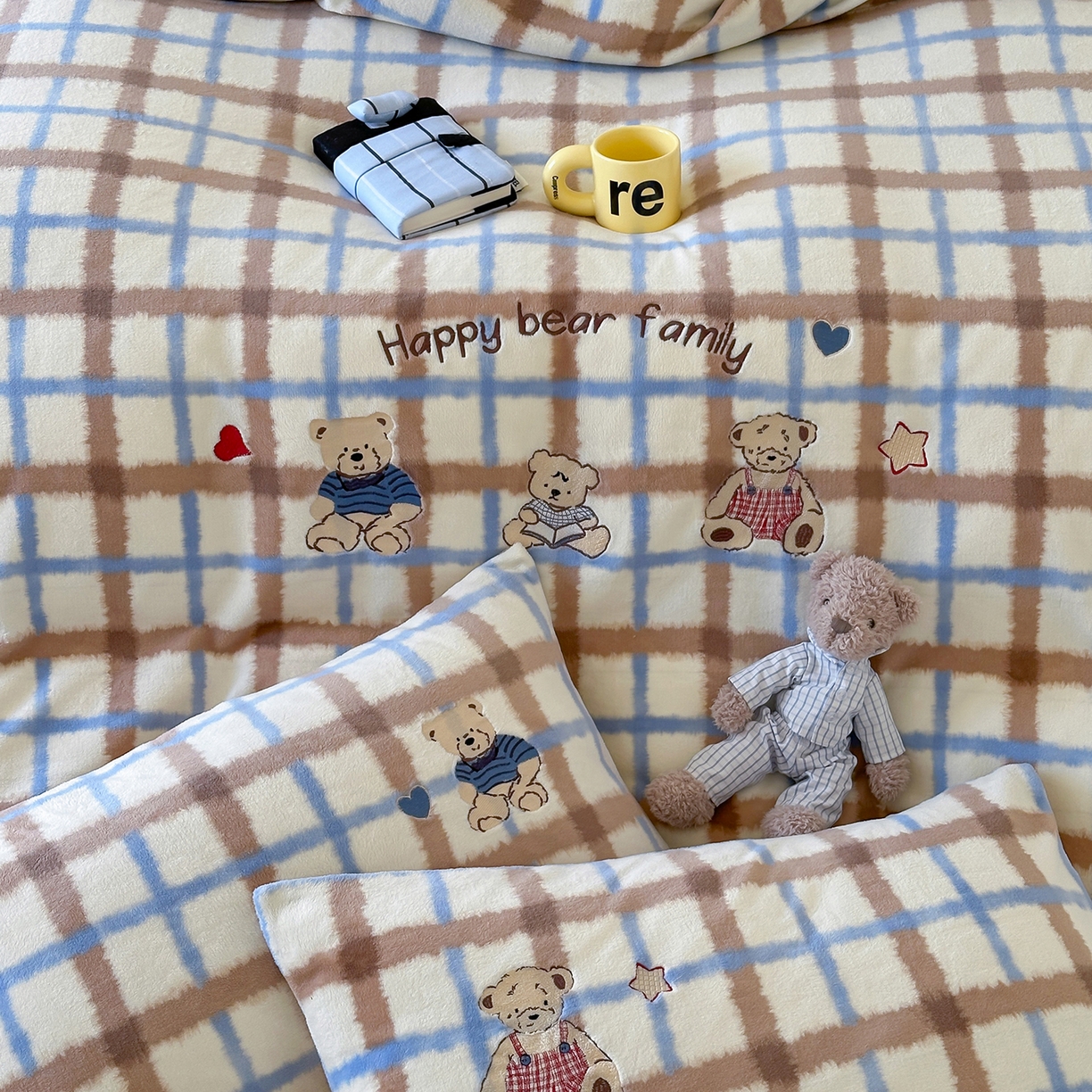 91家纺网 家纺一手货源 找家纺 优悦生活馆 2025新款牛奶绒卡通印花刺绣四件套系列 格子熊-咖