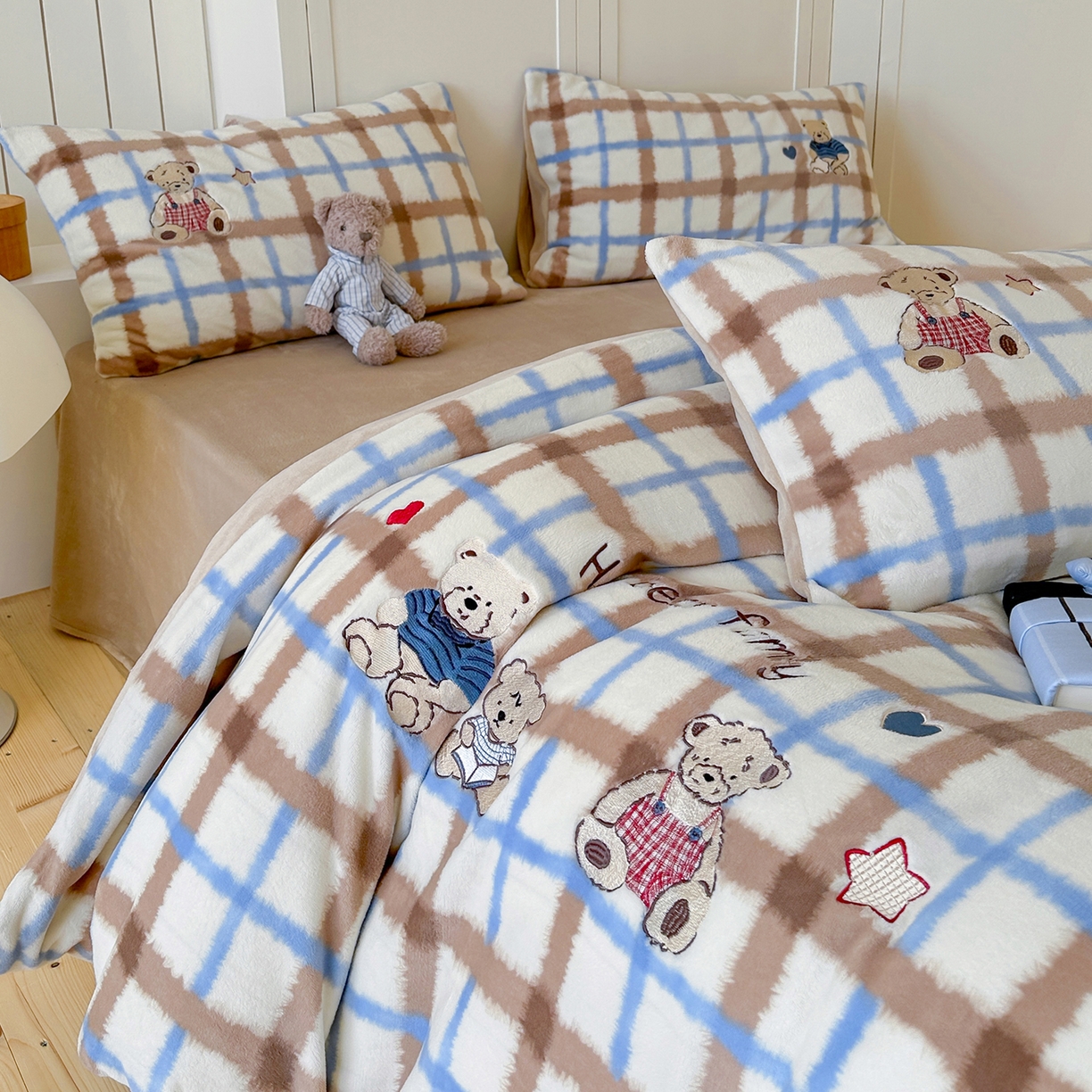 91家纺网 家纺一手货源 找家纺 优悦生活馆 2025新款牛奶绒卡通印花刺绣四件套系列 格子熊-咖