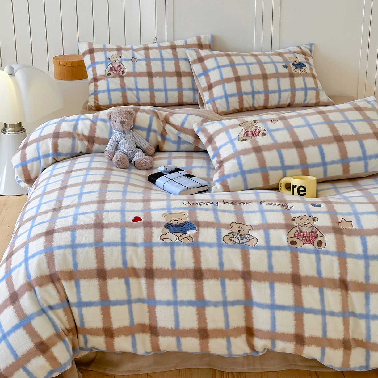 91家纺网 家纺一手货源 找家纺 优悦生活馆 2025新款牛奶绒卡通印花刺绣四件套系列 格子熊-咖