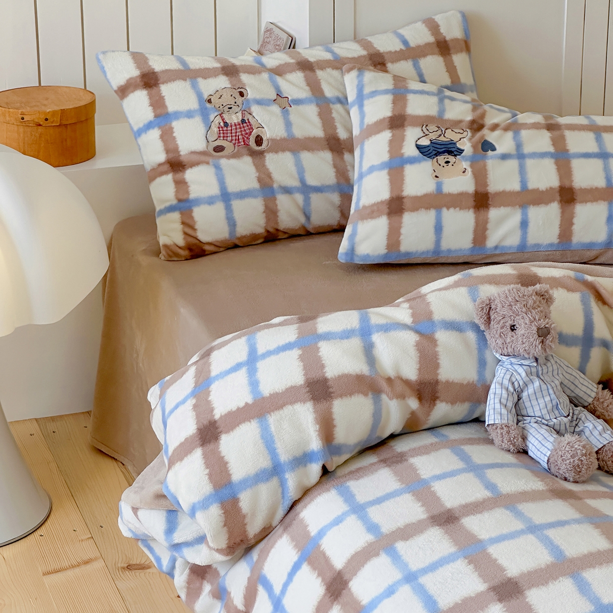 91家纺网 家纺一手货源 找家纺 优悦生活馆 2025新款牛奶绒卡通印花刺绣四件套系列 格子熊-咖