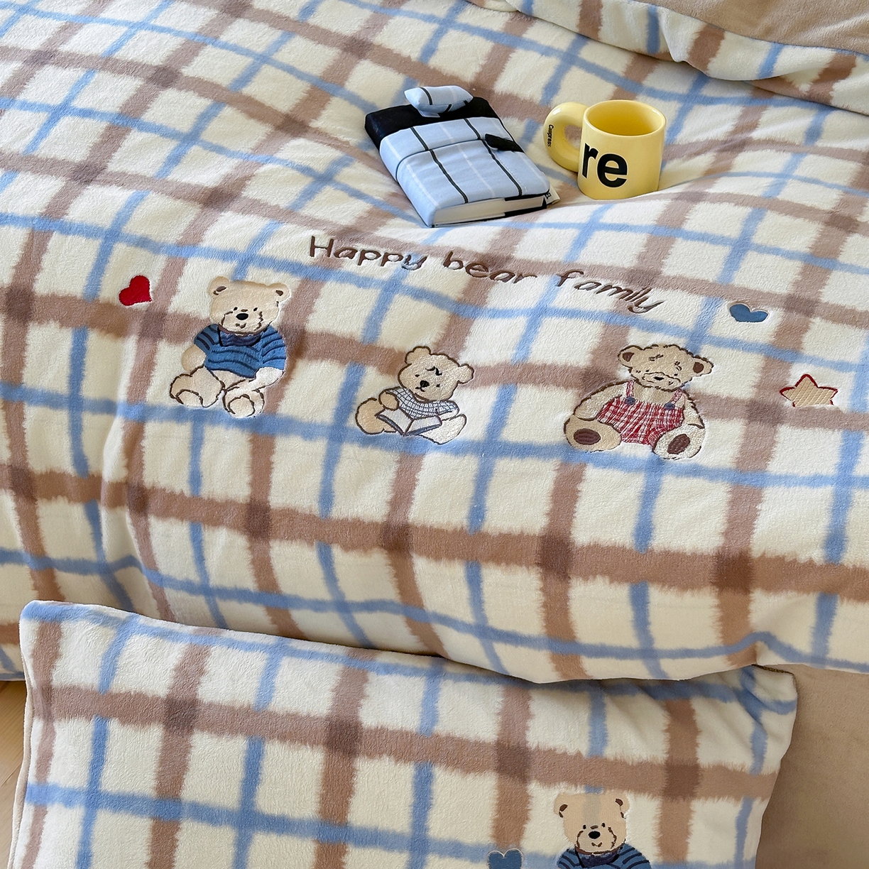 91家纺网 家纺一手货源 找家纺 优悦生活馆 2025新款牛奶绒卡通印花刺绣四件套系列 格子熊-咖