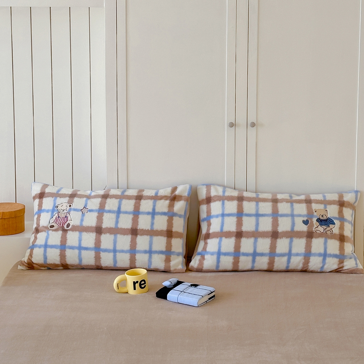 91家纺网 家纺一手货源 找家纺 优悦生活馆 2025新款牛奶绒卡通印花刺绣四件套系列 格子熊-咖