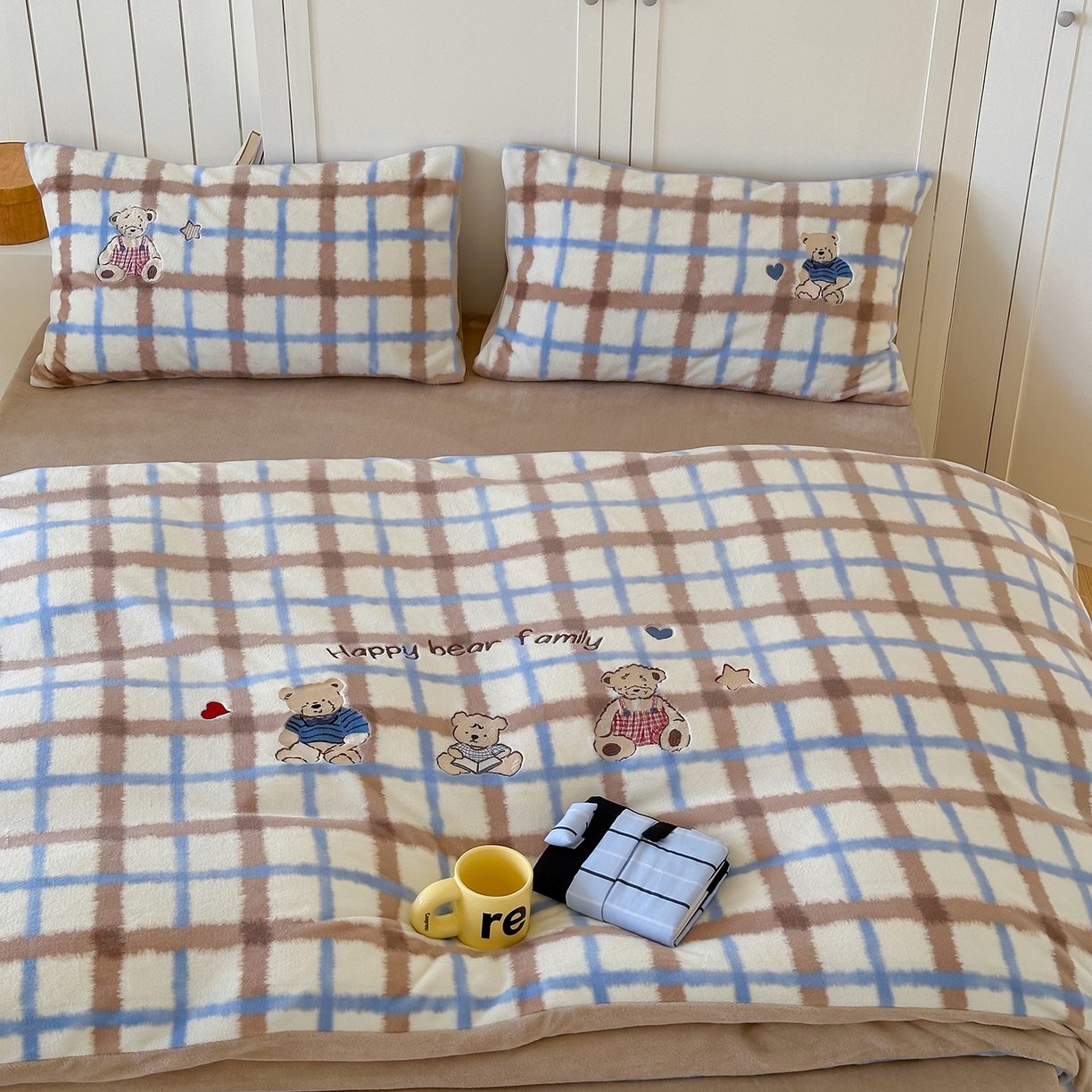 91家纺网 家纺一手货源 找家纺 优悦生活馆 2025新款牛奶绒卡通印花刺绣四件套系列 格子熊-咖