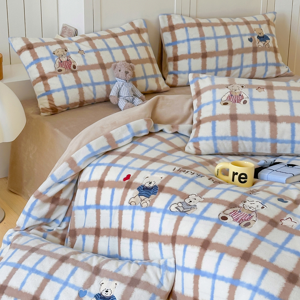 91家纺网 家纺一手货源 找家纺 优悦生活馆 2025新款牛奶绒卡通印花刺绣四件套系列 格子熊-咖