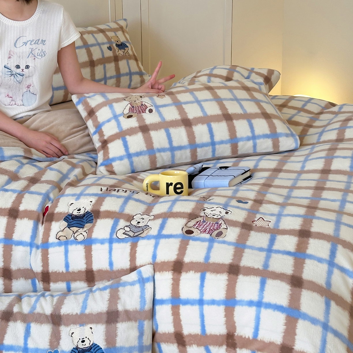 91家纺网 家纺一手货源 找家纺 优悦生活馆 2025新款牛奶绒卡通印花刺绣四件套系列 格子熊-咖