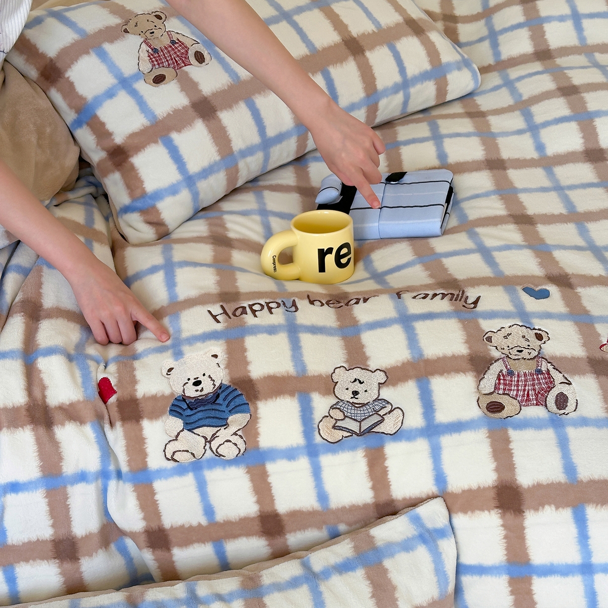 91家纺网 家纺一手货源 找家纺 优悦生活馆 2025新款牛奶绒卡通印花刺绣四件套系列 格子熊-咖