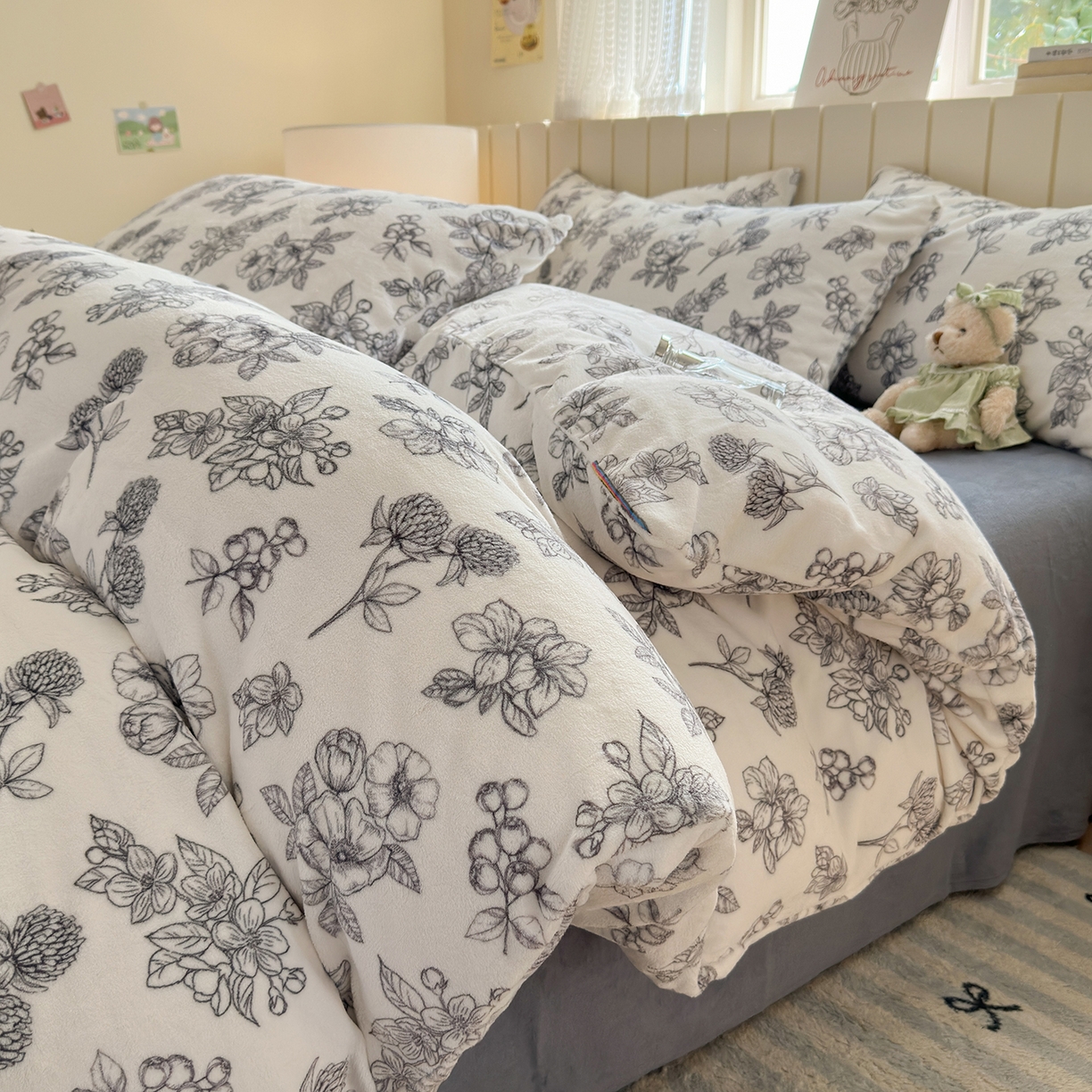 91家纺网 家纺一手货源 找家纺 丽美人家纺 2025新款小版印花牛奶绒四件套 复古山茶