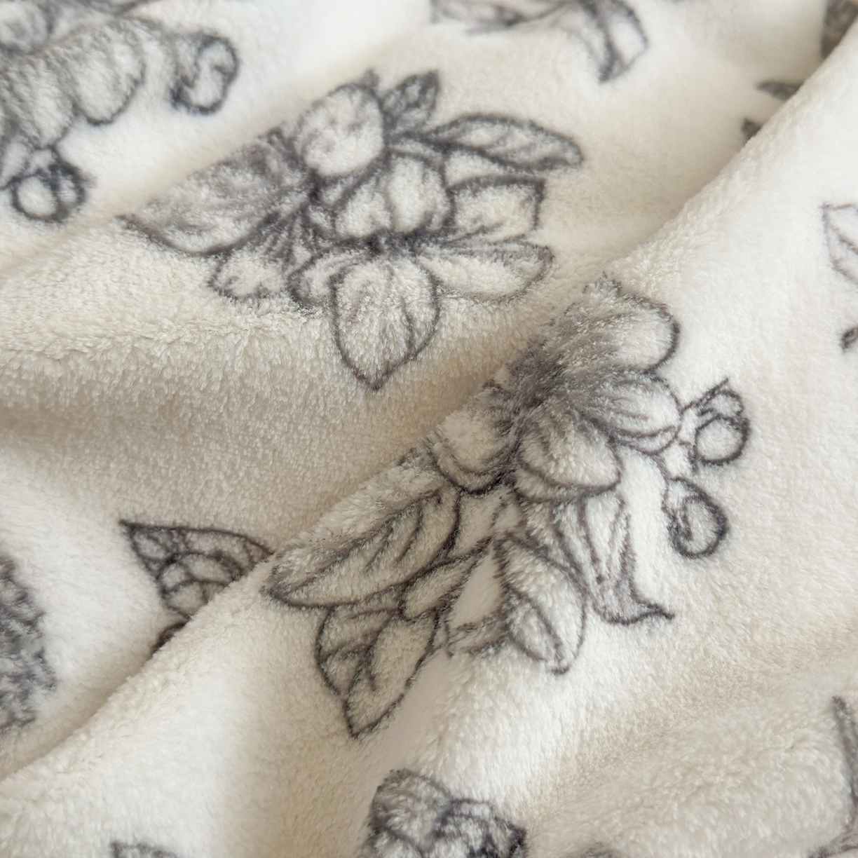 91家纺网 家纺一手货源 找家纺 丽美人家纺 2025新款小版印花牛奶绒四件套 复古山茶