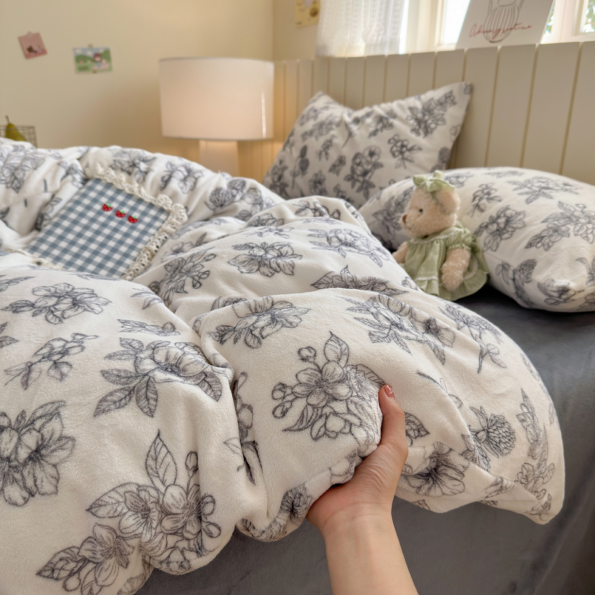 91家纺网 家纺一手货源 找家纺 丽美人家纺 2025新款小版印花牛奶绒四件套 复古山茶