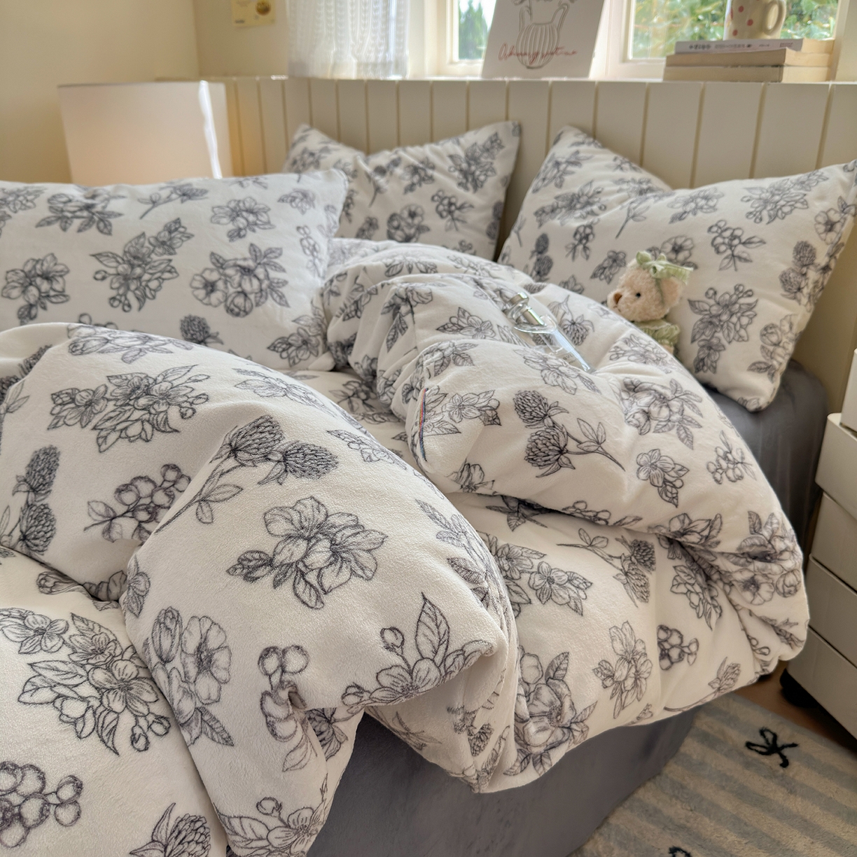 91家纺网 家纺一手货源 找家纺 丽美人家纺 2025新款小版印花牛奶绒四件套 复古山茶