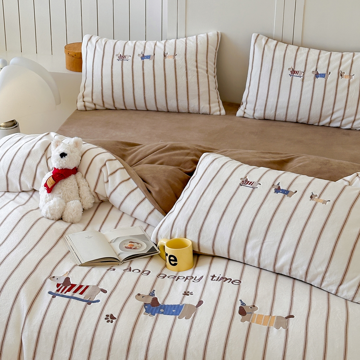 91家纺网 家纺一手货源 找家纺 优悦生活馆 2025新款牛奶绒卡通印花刺绣四件套系列 条纹狗-咖