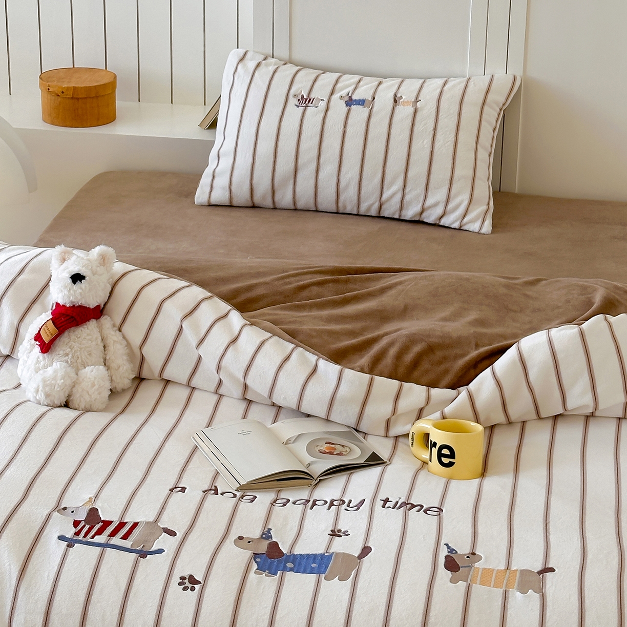 91家纺网 家纺一手货源 找家纺 优悦生活馆 2025新款牛奶绒卡通印花刺绣四件套系列 条纹狗-咖