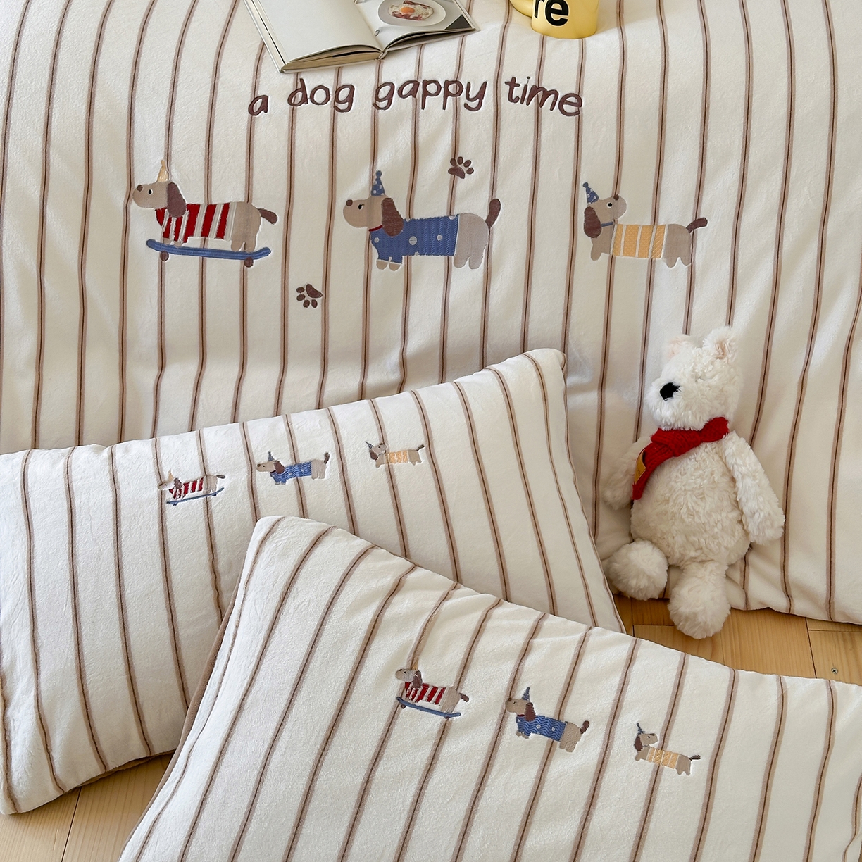 91家纺网 家纺一手货源 找家纺 优悦生活馆 2025新款牛奶绒卡通印花刺绣四件套系列 条纹狗-咖