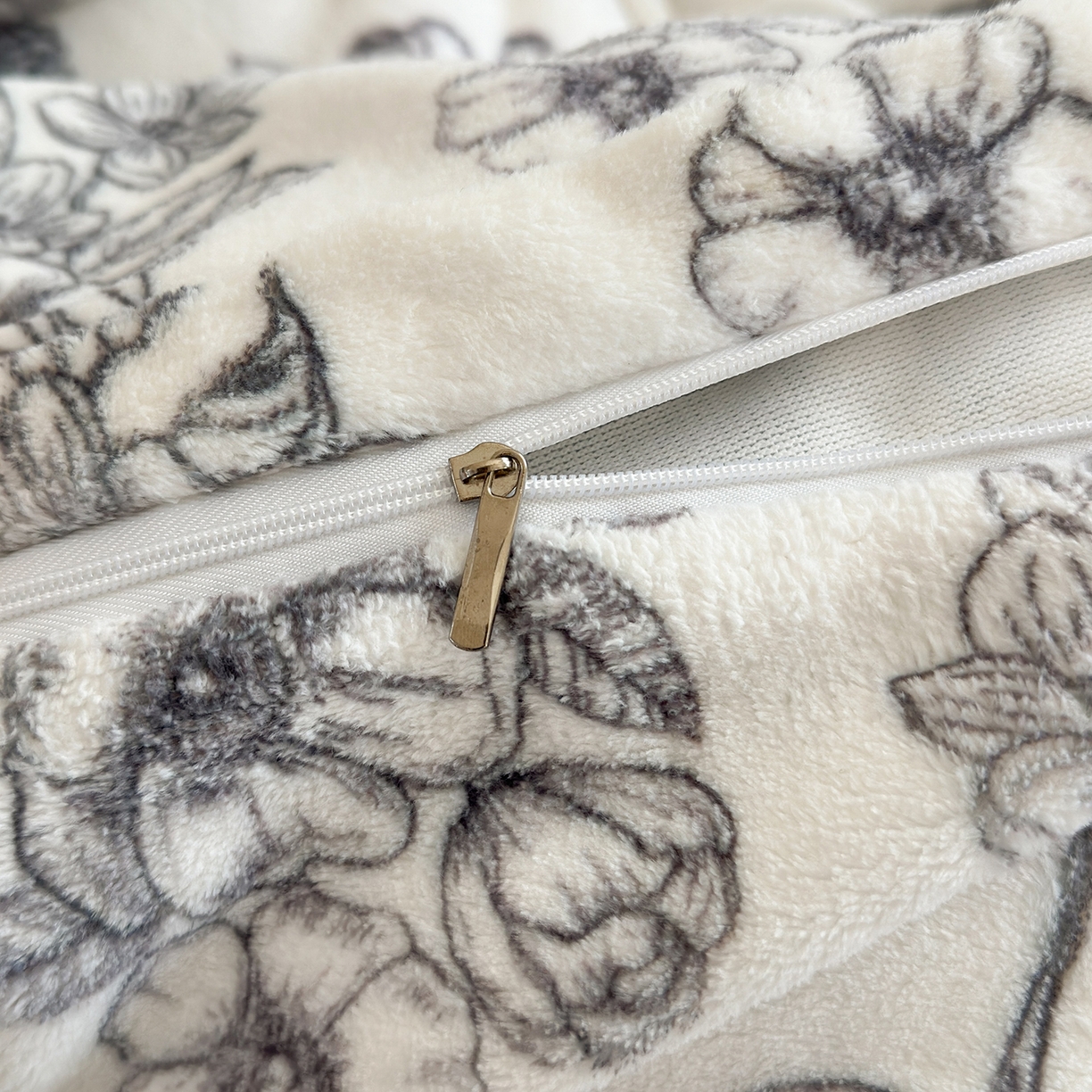 91家纺网 家纺一手货源 找家纺 丽美人家纺 2025新款小版印花牛奶绒四件套 复古山茶