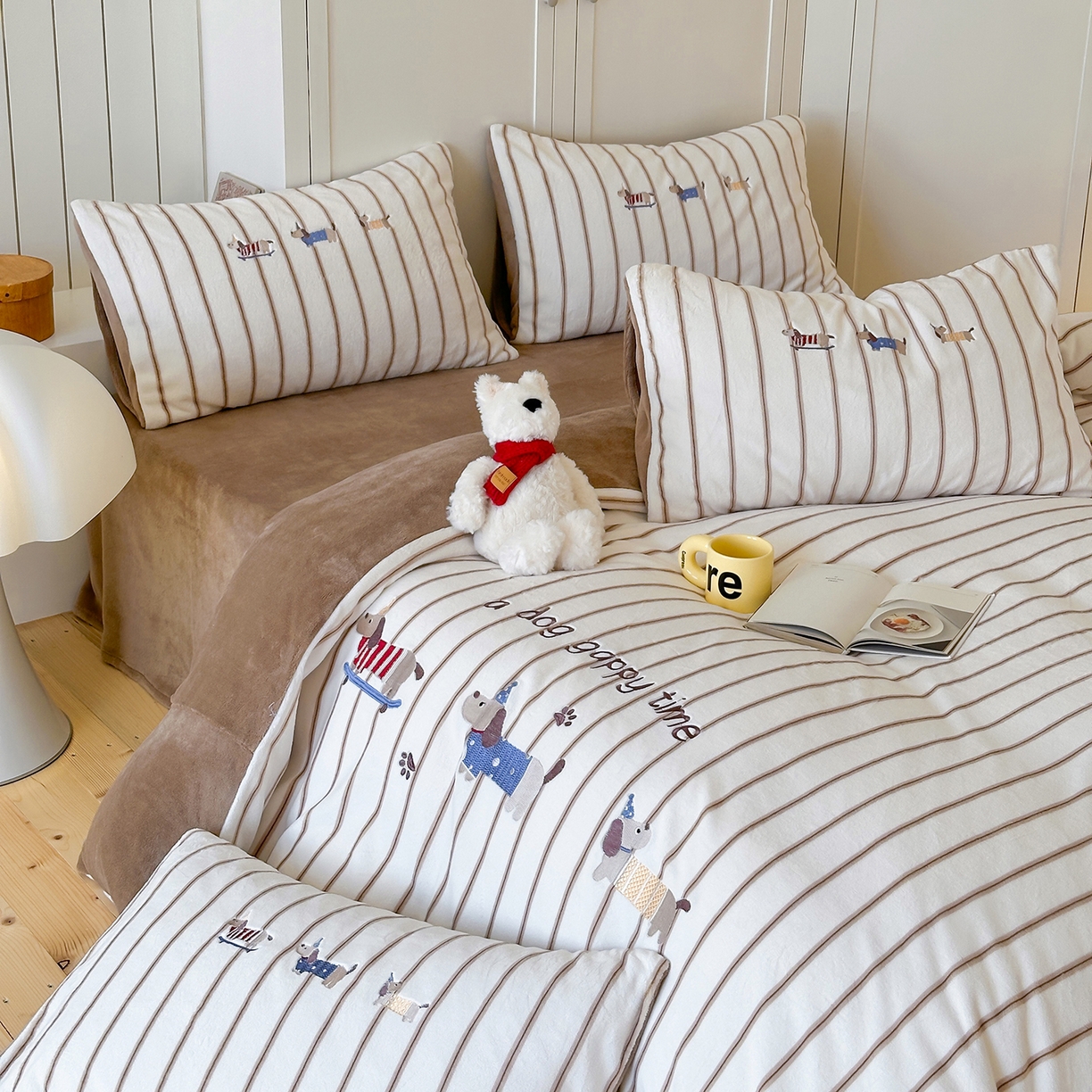 91家纺网 家纺一手货源 找家纺 优悦生活馆 2025新款牛奶绒卡通印花刺绣四件套系列 条纹狗-咖