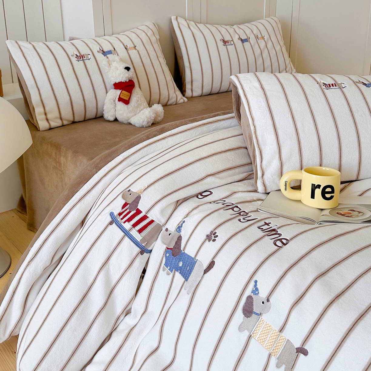 91家纺网 家纺一手货源 找家纺 优悦生活馆 2025新款牛奶绒卡通印花刺绣四件套系列 条纹狗-咖