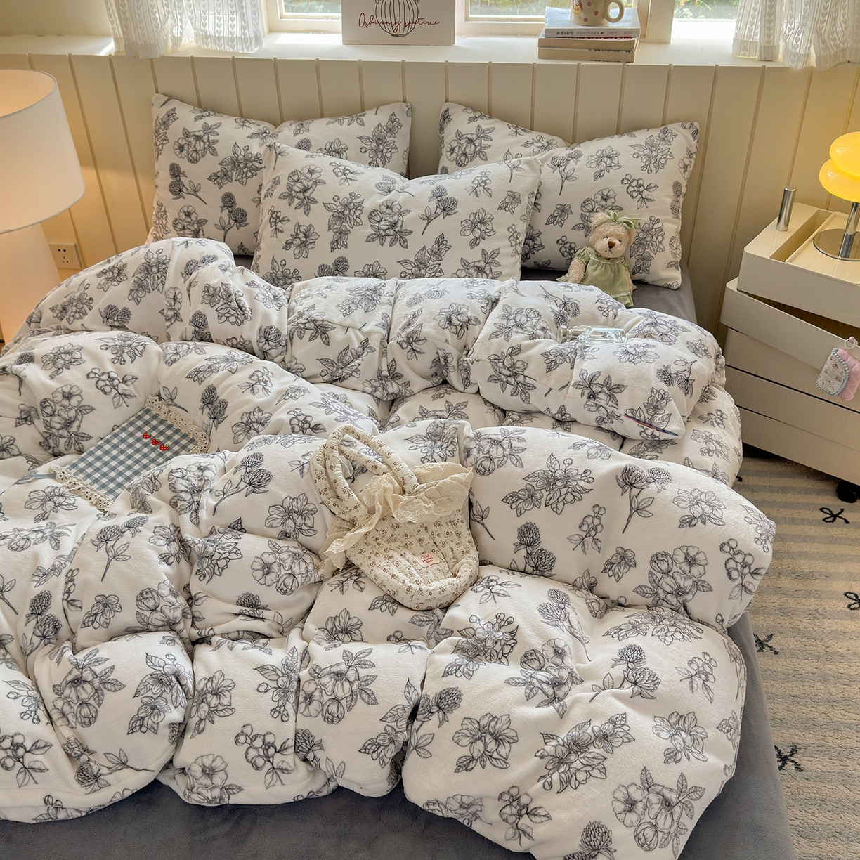 91家纺网 家纺一手货源 找家纺 丽美人家纺 2025新款小版印花牛奶绒四件套 复古山茶