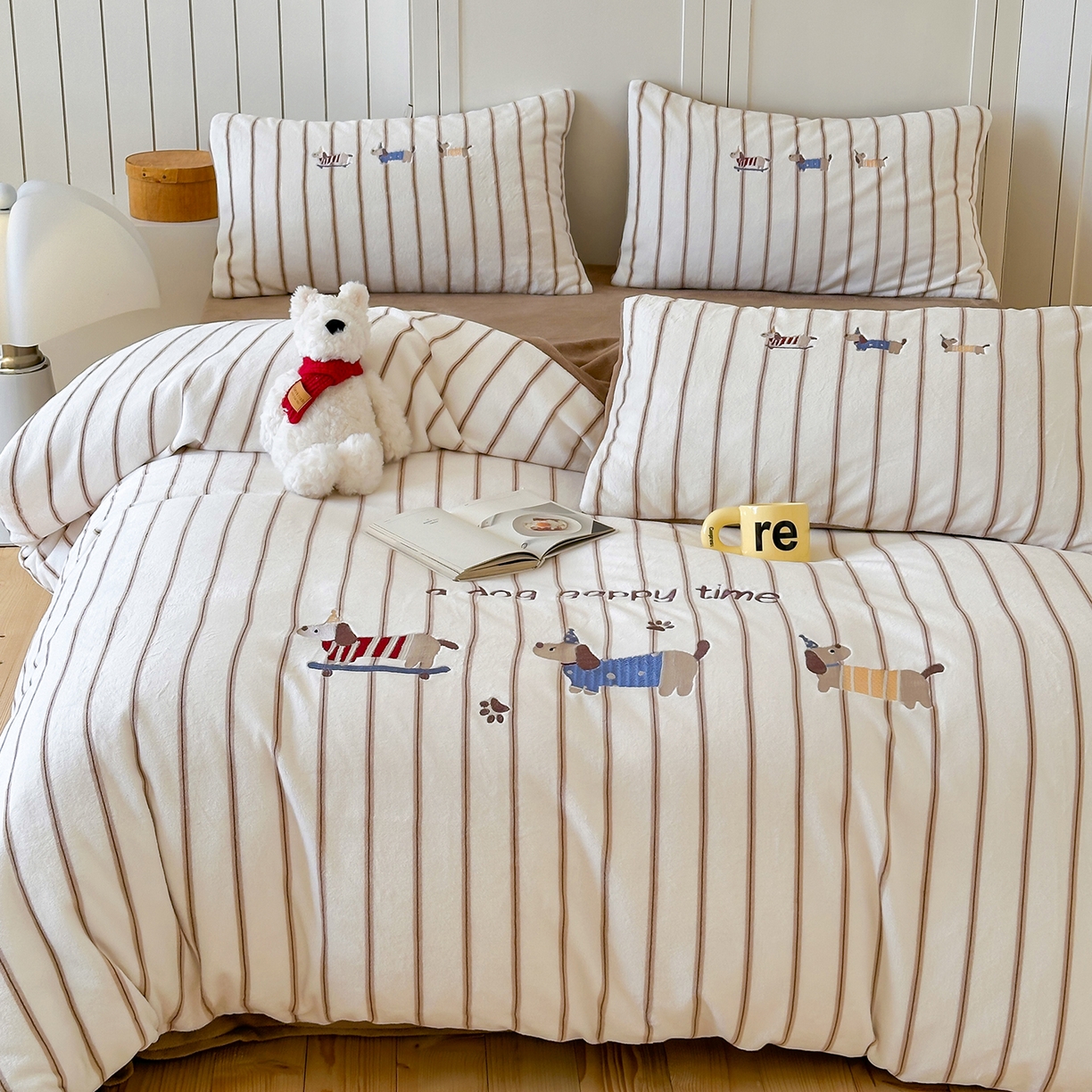 91家纺网 家纺一手货源 找家纺 优悦生活馆 2025新款牛奶绒卡通印花刺绣四件套系列 条纹狗-咖